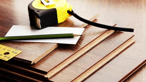 Holzleisten und Maßband Holzleisten und Maßband